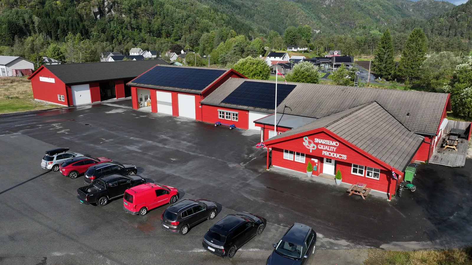 Dronebilde av SQPs røde bygninger på Lygnaveien 472 i Snartemo